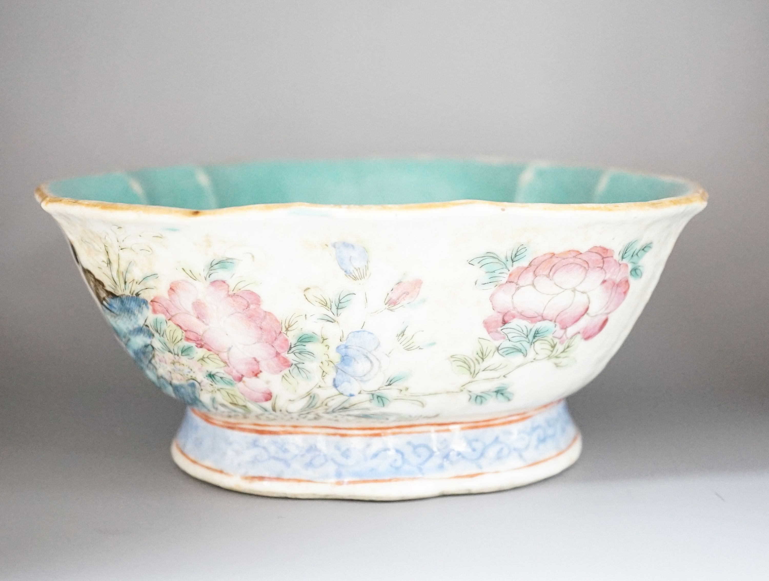 A Chinese famille rose bowl, Tongzhi mark and period, 16cm